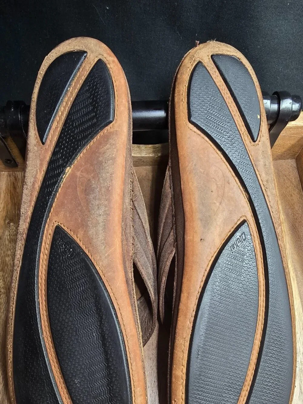 OluKai Kava Men's Brown Leather Sandals Flip Flops Size 8 / EUR 41